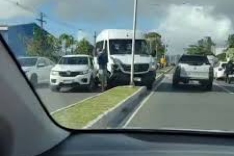 Engavetamento com quatro carros complica trânsito na zona sul de Ilhéus na manhã desta terça-feira