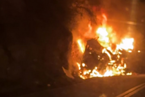 Caminhão tomba e pega fogo na BR-116, e trânsito fica parcialmente bloqueado entre Jequié e Manoel Vitorino