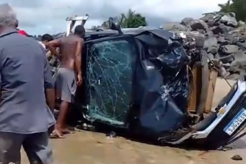 Motorista fica ferido após carro sair da pista e capota em praia de Ilhéus