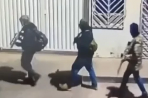 Homens encapuzados e armados com fuzis são flagrados em distrito de Belmonte; moradores vivem clima de medo