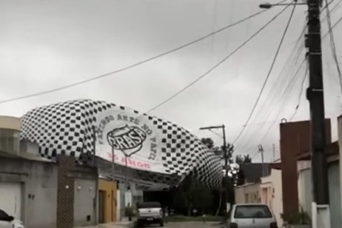 Balão lançado no Rio de Janeiro atinge telhado de casa em Eunápolis