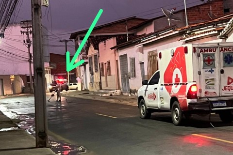 Mulher entra em surto psicótico e paralisa o trânsito na Rua Antônio Orrico