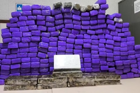 Homem é preso com quase 300 tabletes de drogas em van no sudoeste da Bahia