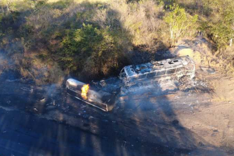 Acidente envolvendo caminhões-tanque e ônibus deixa motorista morto na BR-116, no trecho de Cândido Sales