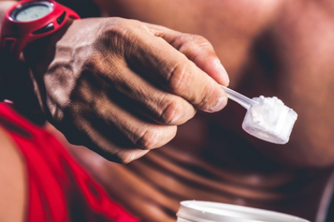 Alerta sobre creatina: tomar o pó ‘a seco’ pode levar a pneumonia e outros riscos