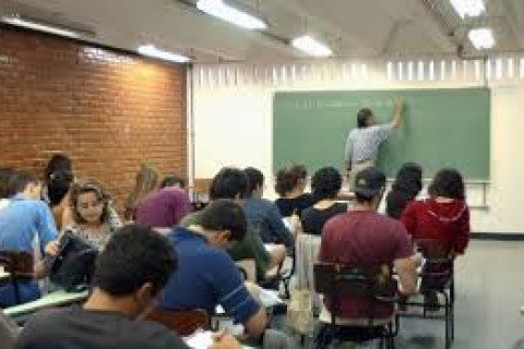 Ensino superior no Brasil pode mais que dobrar salário