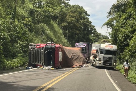 Caminhão com carga de alimentos tomba na BR-101 próximo a Aurelino Leal