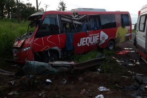 Cinco pessoas ficam feridas em acidente com micro-ônibus que transportava pacientes de Jequié