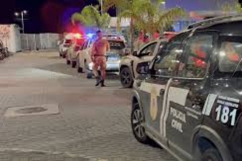 Homem baleado é levado por criminosos armados ao Hospital Municipal de Salvador em carro roubado