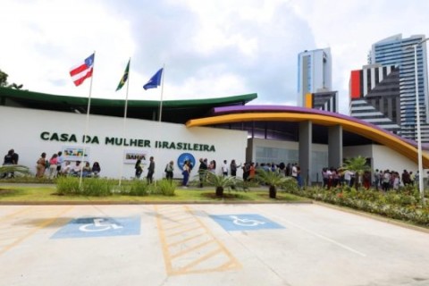 Pai e filho são presos suspeitos de estupro coletivo contra mulher em região turística da Bahia