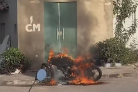 Mulher é presa suspeita de incendiar motocicleta e danificar salão de beleza após crise de ciúmes