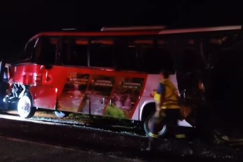 Ônibus com pacientes de Jequié se envolve em acidente e deixa feridos na BR-116