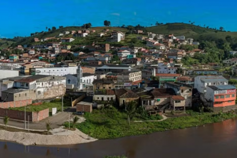 Caminhoneiro é ameaçado e mantido preso dentro do próprio veículo após se envolver em batida com carro na BR-101