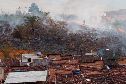 Uma grande queimada aconteceu novamente ontem (11-08-2025) na cidade de Apuarema, próximo ao condomínio rock Silva.