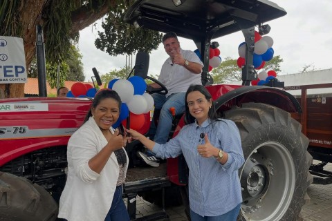 Deputado Patrick Lopes entrega trator agrícola ao CETEP de Ipiaú