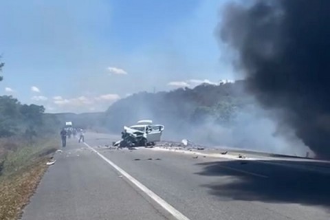 Acidente envolvendo carro de passeio e carretas deixa feridos na BR-116, entre Jequié e Jaguaquara