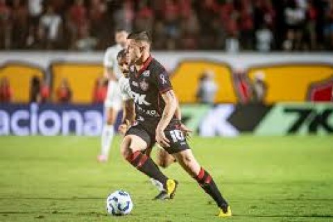 Vitória vence Ceará e volta a respirar na luta contra o rebaixamento