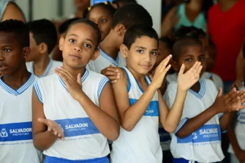 Prefeitura lança votação para alunos da rede municipal escolherem modelo do uniforme escolar pela 1ª vez