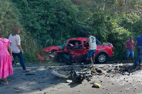 Colisão entre dois veículos na BR-330 deixa feridos na região do Cajueiro, entre Jitaúna e Jequié