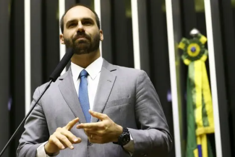 PF determina abertura de inquérito contra Eduardo Bolsonaro por associar professores a traficantes