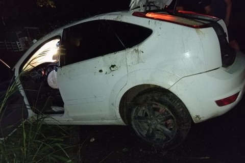 Carro colide em árvore às margens da BA-650, entre Ipiaú e Ibirataia