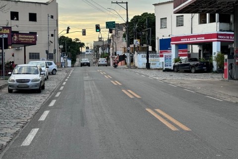 Homem morre após sofrer mal súbito dentro de carro no centro de Ipiaú