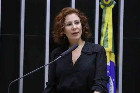 TSE multa Carla Zambelli em R$ 30 mil por fake contra Lula na eleição