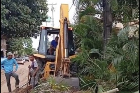Moradores de Barra Grande criticam prefeitura por ação truculenta com retroescavadeira