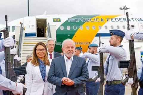 Lula quer comprar avião de R$ 400 milhões com suíte para casal