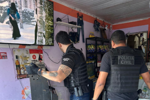 POLÍCIA CIVIL APREENDE 19 MÁQUINAS DE CAÇA-NÍQUEIS E DESARTICULA CASSINO CLANDESTINO EM JEQUIÉ