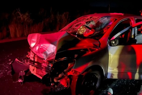 Carro envolvido em acidente com moto na BR-330 foi saqueado e destruído; veículo era ocupado por motorista, idosa e bebê de 02 anos