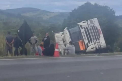 Carreta com carga de chocolate tomba na BR-116, no município de Jaguaquara