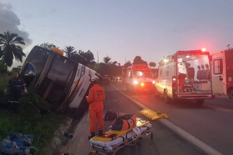 Sobe para 9 número de mortes em acidente com ônibus em Teixeira de Freitas