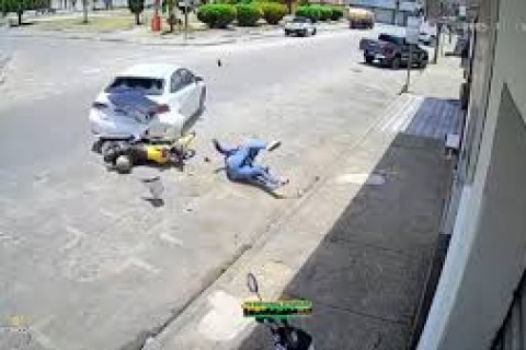 Mototaxista fica ferido após carro dar ré e causar acidente no centro de Itamaraju