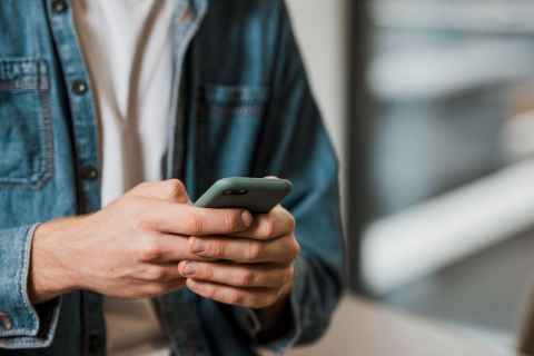 Uso prolongado de celular pode causar lesões na mão