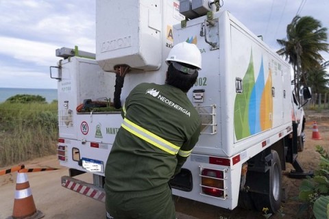 ANEEL aplica multa recorde de R$ 82,7 milhões à Neoenergia Coelba