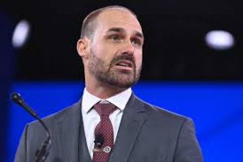 Eduardo Bolsonaro reage à condenação do pai e promete “virar o jogo”