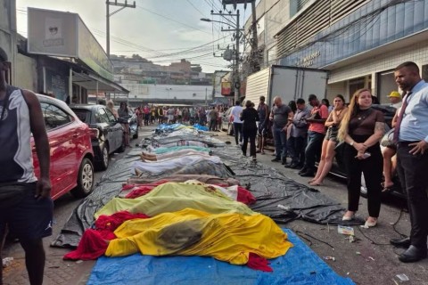 Mais de 50 corpos são levados a praça na Penha, um dia após a operação mais letal do Rio de Janeiro