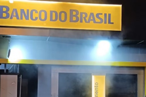 Criminosos explodem caixas eletrônicos de agência bancária e atiram contra sede da PM no norte da Bahia