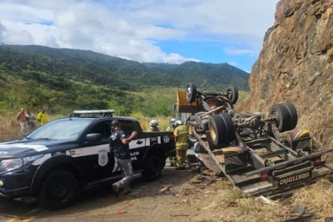 Caminhão que transportava cavalos tomba e deixa duas pessoas mortas no sudoeste da Bahia