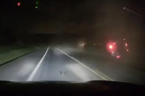 Vídeo mostra momento logo após ônibus tombar no extremo sul da Bahia e deixar motos