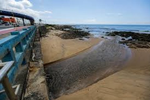 Bahia despeja 780 milhões de litros de esgoto por dia em rios e praias