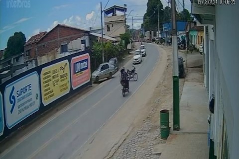 Câmera flagra acidente envolvendo carro de duas motos na Av. Lauro de Freitas