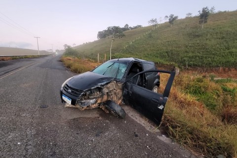 Motorista de carro de passeio fica ferido após colisão com caminhão próximo a Apuarema