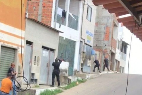 Youtuber é preso em flagrante após troca de tiros com policiais e fazer companheira e filho de escudo na Bahia