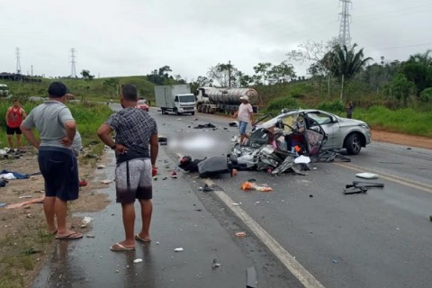 Colisão entre carro e carreta deixa dois mortos na BR-101