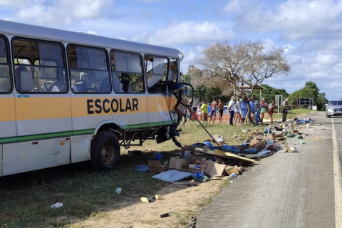 Homem morre e 22 pessoas ficam feridas após acidente entre ônibus escolar e caminhão