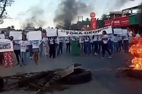 Familiares de detentos interditam rodovia e denunciam maus-tratos e abusos no Conjunto Penal de Itabuna