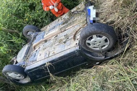 Menino de 4 anos sobrevive ao lado dos pais mortos após acidente