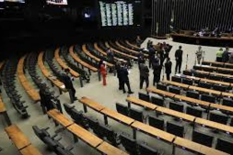 Câmara aprova urgência de projeto que combate adultização nas redes